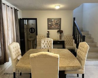 Beautiful entire home near Plaza Patio Mall - Saltillo - Dining room