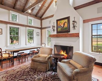 Pool Hottub Pickleball Golf Arcade Firepit Fishing - Mount Joy - Living room