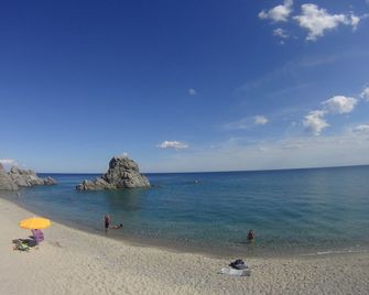 Penthouse with Panoramic Veranda immersed in Nature, a stone's throw from the Ionian Sea - Badolato - Playa