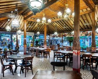 Dewi Sinta Hotel and Restaurant - Табанан - Ресторан