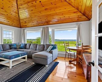 Sunset Waterfront Privacy Beach - Newburyport - Living room