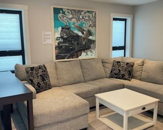 New 2 bedroom carriage house, a block from the Okanogan lake, close to downtown. - Penticton - Living room