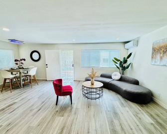 45% Off Upland 2 Master Bedrooms W/ Yard - Close To Airport & Colleges - Upland - Living room
