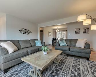 3 Br Private Pondside View New Reno [Moose Lodge] - Bar Harbor - Living room