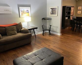 Spotless home minutes from everything good Cape Girardeau has to offer - Cape Girardeau - Living room