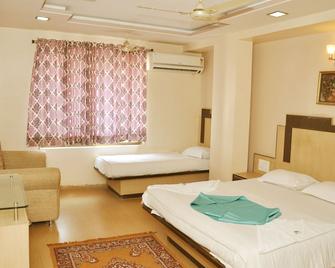 Hotel Sai Suraj Palace - שירדי - חדר שינה