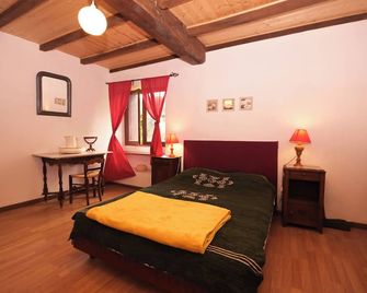 Authentic charm, ideal for cousins, but adaptable, in a quiet hamlet - Champagne-et-Fontaine - Habitación