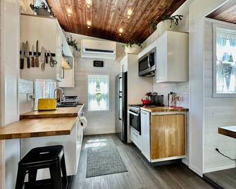 Ojai Wilderness Off-Grid Tiny House - Ojai - Kitchen
