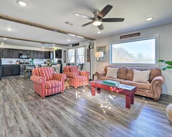 Boho Mountain Home Escape, Walk to Marina! - Mountain Home