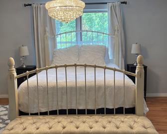 Gorgeous country retreat with pond and pool! - Sand Springs - Bedroom