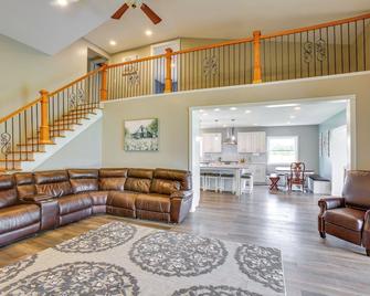 Charming Cadillac Retreat w/ Private Hot Tub! - Cadillac - Living room