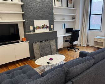 Walk to Lincoln Park, North Avenue Beach, and Second City! Lovely Old Town Charm! by AllSet Turnover - Chicago - Sala de estar