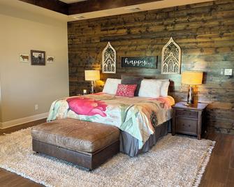 Roomy Master Suite - Perfect for 2-3 adults OR 2 adults 1 child, min age 8 yrs - Canton