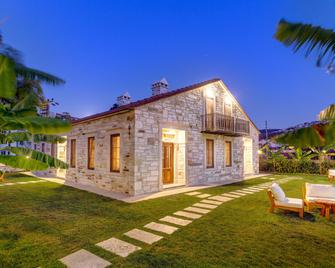 Navalia Hotel - Foça - Building