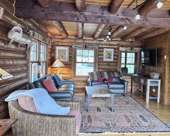 Charming Lake Shishebogama Log Home - Sleeps 6- 3bd And 2.5 Bath - Minocqua - Living room
