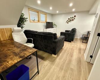 'Bee Kind' New 2Bd Private Suite - Saskatoon - Living room