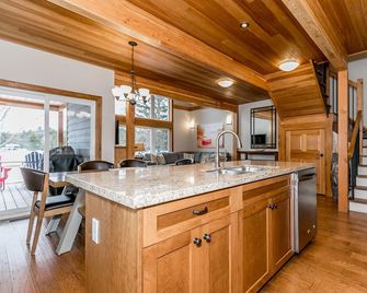 3 + bed 2 bath Villa on Lake Muskoka - Port Carling - Kitchen