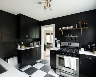 Cool, Quiet, and Comfortable Cottage Near Mac - Saint Paul - Kitchen