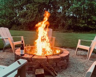 Cozy 1814 farmhouse minutes to wineries, parks, golf and Lake Erie. - Madison - Patio