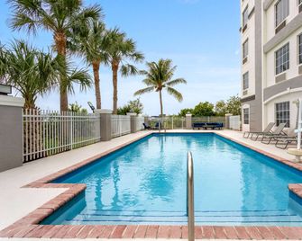 La Quinta Inn & Suites by Wyndham Ft. Pierce - פורט פירס - בריכה