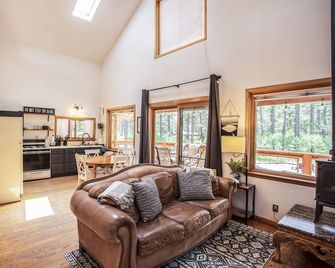 Cabin In The Pines - Walk to Sargents Wildlife Area - Chama - Living room