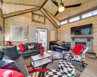 Pet-Friendly Broken Bow Cabin: Hot Tub & Fireplace - Broken Bow - Living room