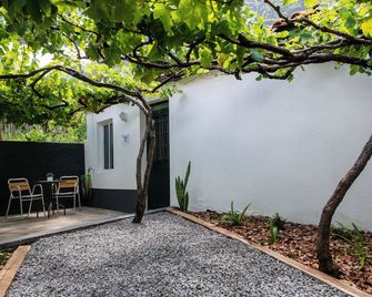 Pereira Place - Cottage - São Vicente - Patio