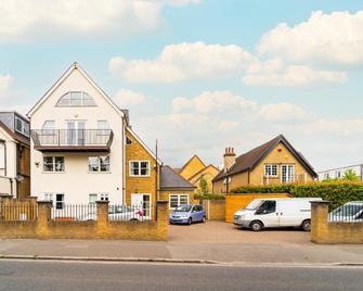 Bushy Park Views - Teddington - Building