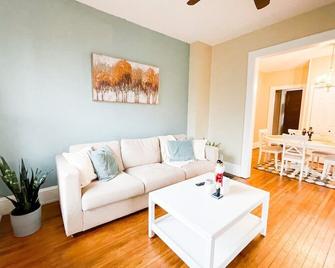 Lakewood Firepit Townhouse - Lakewood - Living room