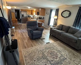 Charming Semi-Secluded Retreat, Where Adventure Meets Relaxation - Attica - Sala de estar