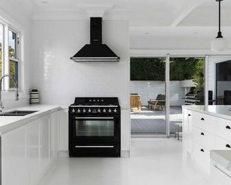 Hillside Hamptons Indoor Fire and Fire Pit - Terrigal - Κουζίνα