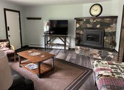 Alaska home away from home, Be Our Guest - Eagle River - Living room