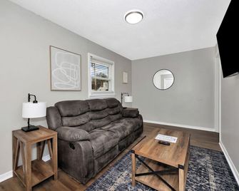 Duplex w/Office Space - Huntsville - Living room