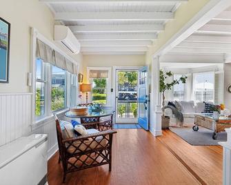 Ocean Views! Willard Beach Cottage~2 Min Walk To Beach, 9 Mins To Old Port. - South Portland - Living room