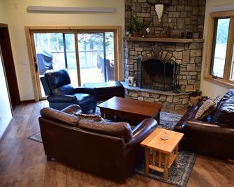Custer Area Retreat on 40 Acres: Hot Tub, Fire Pit, Trails & Views - Custer - Obývací pokoj