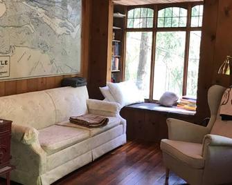Secluded Tree-Top Cabin On West Seattle Waterfront - Seattle - Soggiorno