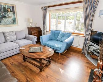 The Malins, Pet Friendly, Character Holiday Cottage In Blockley - Moreton-in-Marsh - Living room