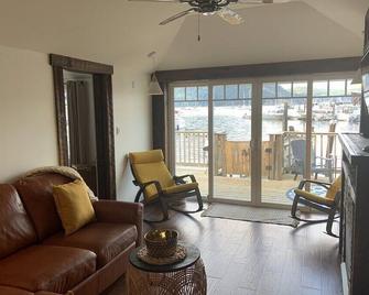 Cowibbean Cottage Uniquely situated over the ocean - Cowichan Bay - Living room