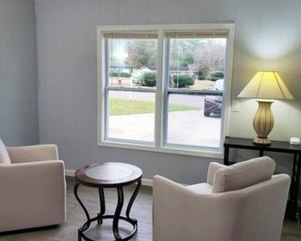 12 ft ceiling - Open Space- Great for Extended Stay - Dothan - Living room
