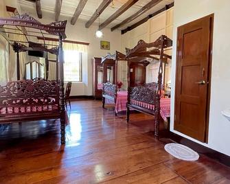 Villa Angela Heritage House - Vigan City - Bedroom