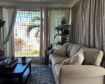 Away, Still Home! 4 Bedrooms 8 beds! All comfort - San Juan - Sala de estar