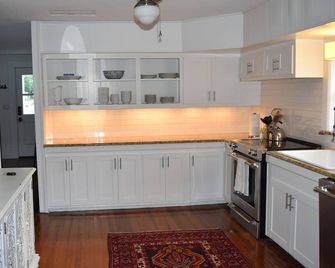 La Ferme - french for country farmhouse 3BR/1BA in Rogers. - Rogers - Køkken