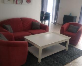 Maison de 90m2 Avec Jardin et Terrasse en Plein Coeur du Vignoble Blayais - Saint-Androny - Sala de estar