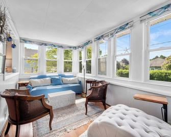 Bright and Cheerful Coastal Cottage with Water Access - Waterford - Living room