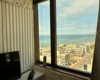 Contemplate the sunset inside the apartment - Salvador - Balcony