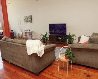 Industrial Loft In Detroit's Corktown with AC + Free Parking - Détroit - Salon