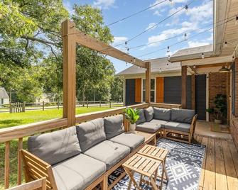 Relaxing Belmont Escape: 4br, 2.5ba, Pet-Friendly - Belmont - Patio