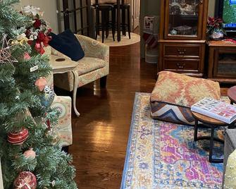 Lovely 3-bedroom condo in Englewood - Englewood - Living room