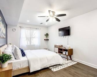 Retro Mid Century Guest Suite W Private Driveway - Lawrenceville - Schlafzimmer