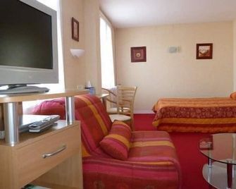 Logis Hotel Restaurant Du Commerce - Pont-d'Ouilly - Bedroom